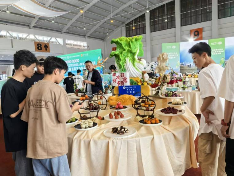 探索美食新境界，烹飪學(xué)院學(xué)生深入餐飲博覽會(huì)實(shí)踐學(xué)習(xí)